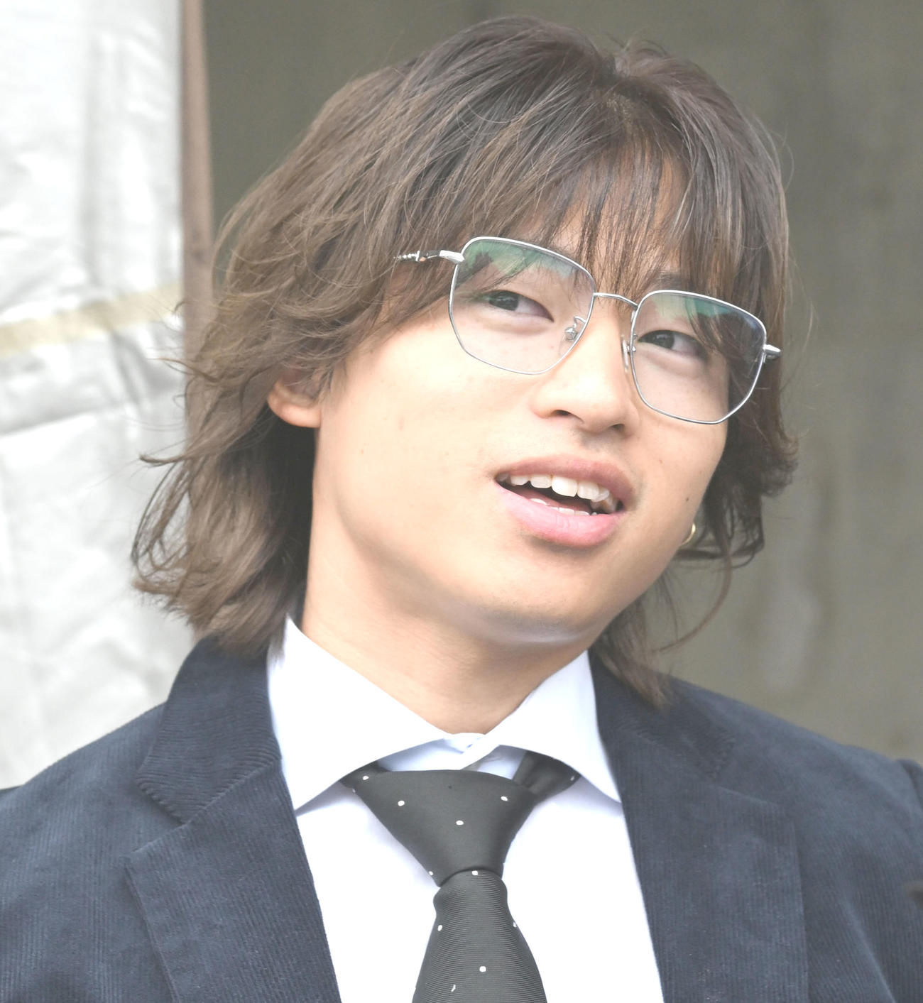 上昇モードの山口拳矢はスーツで決めて登場