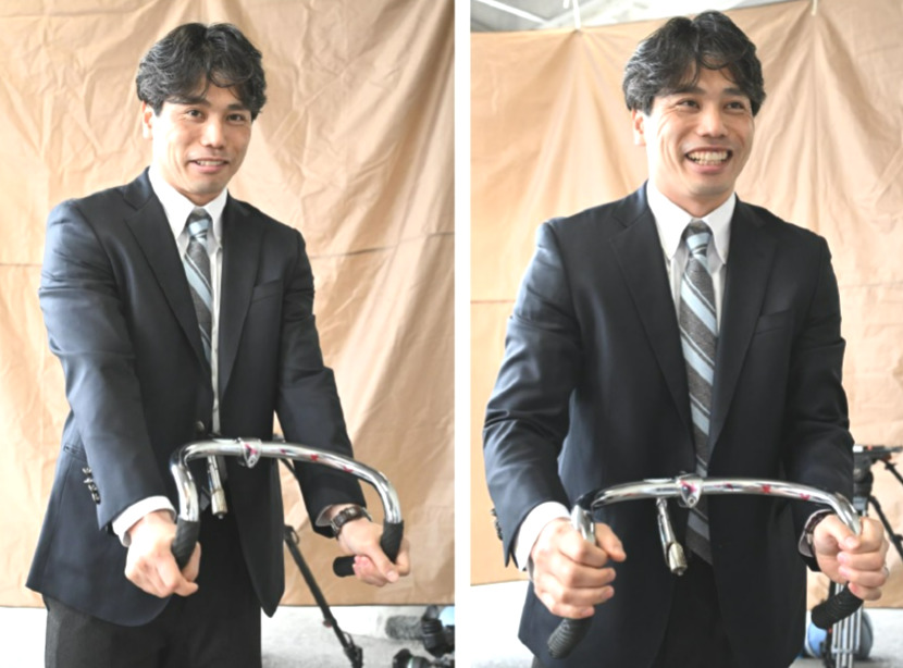 岩本俊介が乗車フォームを再現（左＝ハンドルの先端を握り踏み出しに備える→右＝スピードが乗ったらハンドルの中央近くを握る）
