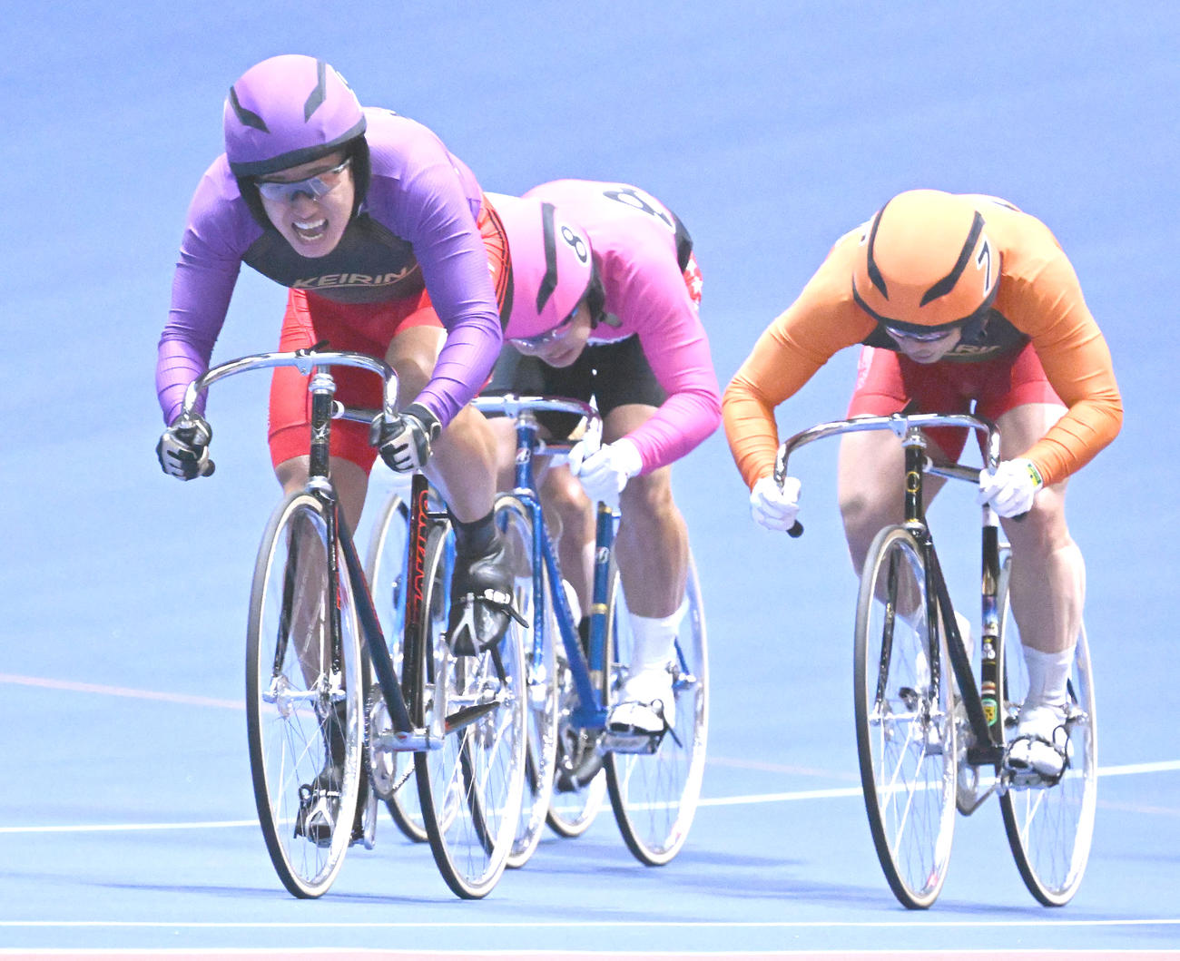 日本競輪選手会理事長杯を制した脇本雄太（左）、2着の岩本俊介（右）、3着の吉田拓矢