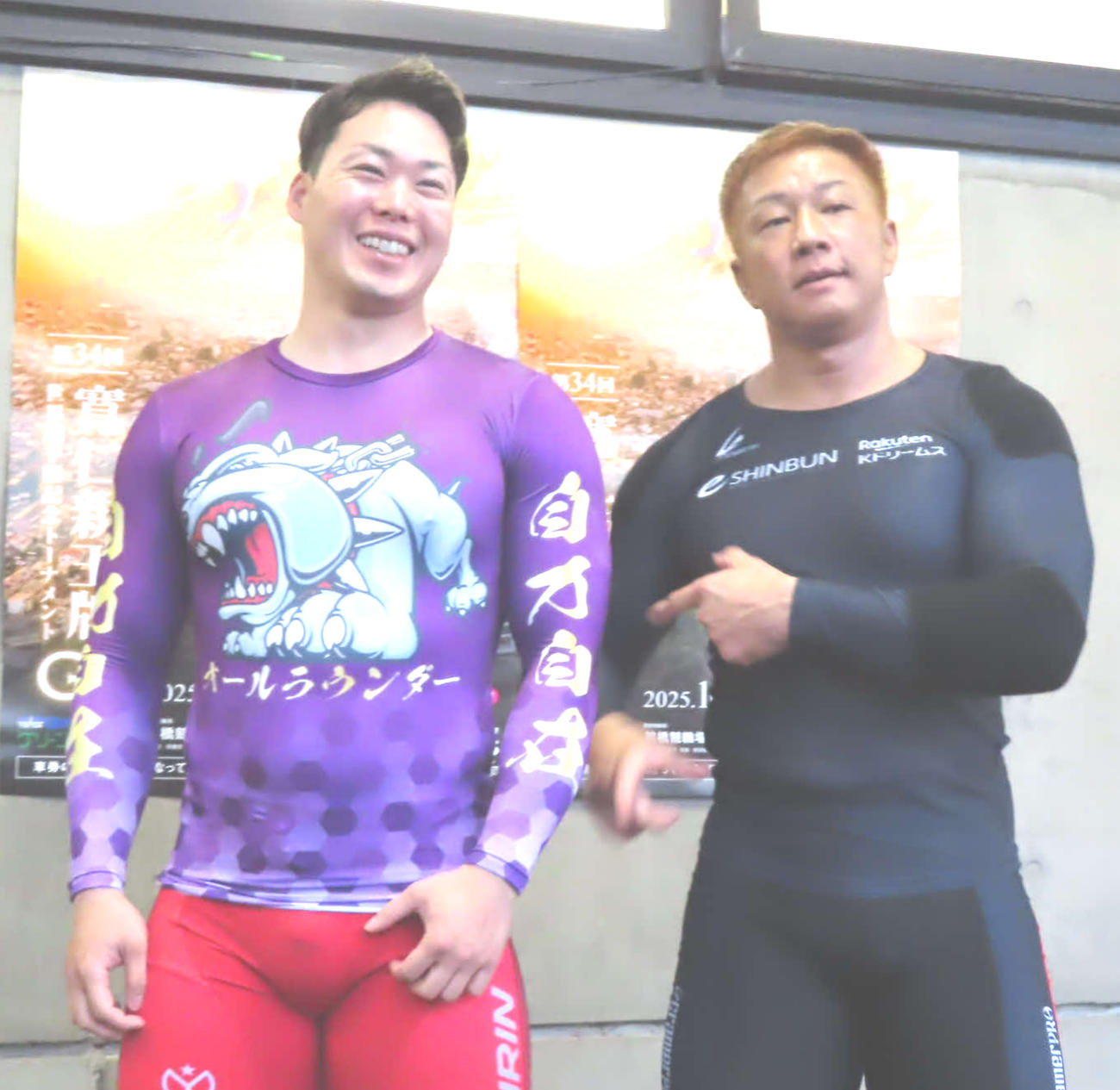 犬伏湧也は師匠の小倉竜二（右）から贈られた「オールラウンダー」と記されたインナー姿でツーショット
