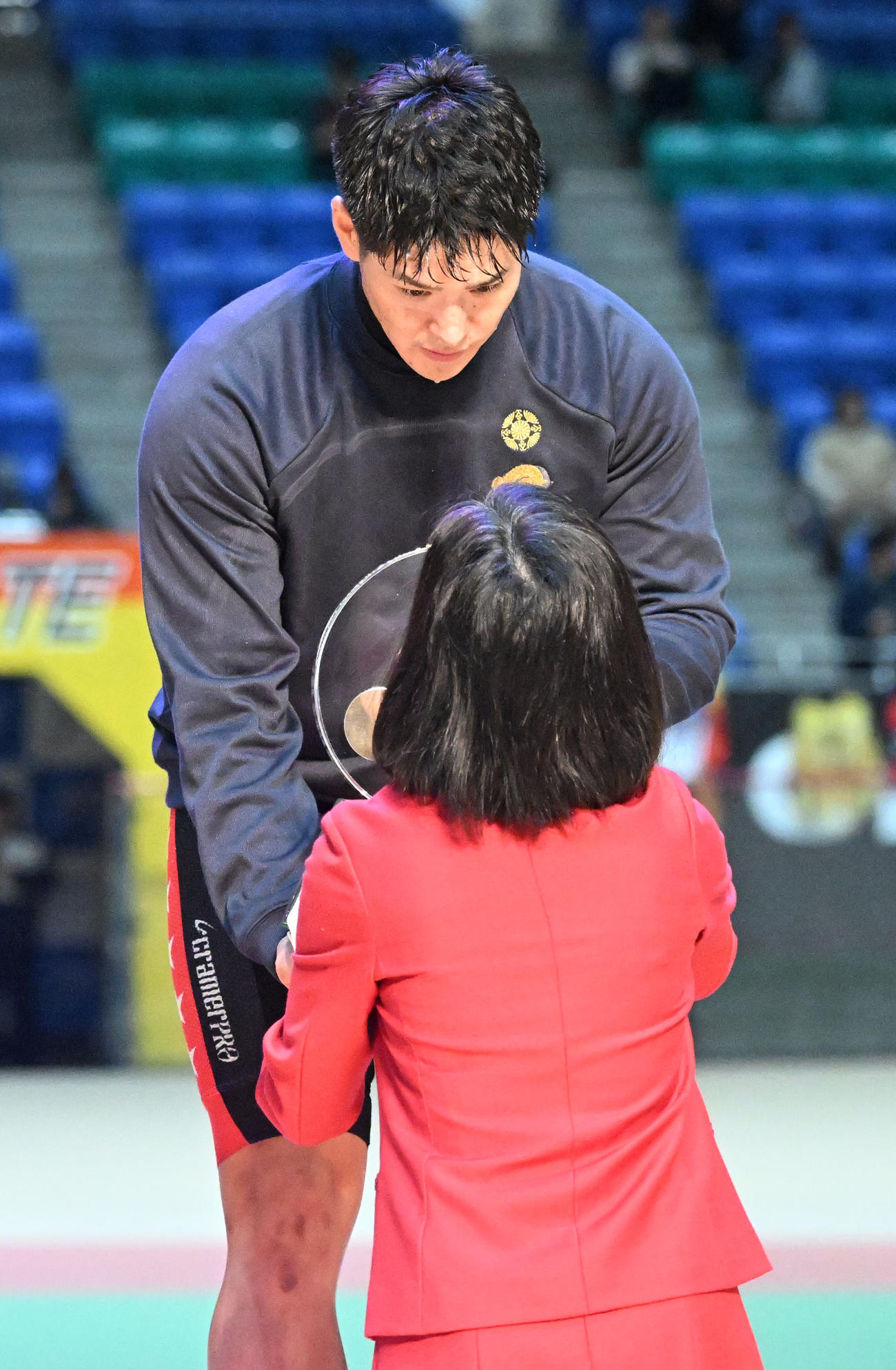 競輪の第34回寛仁親王牌を制し、三笠宮家の長女彬子さまから優勝牌を贈られる嘉永（撮影・千葉一成）