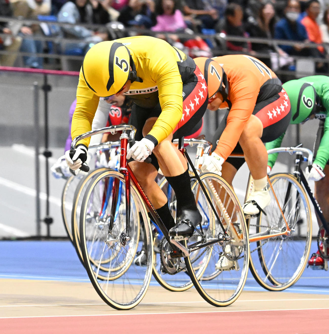 競輪の第34回寛仁親王牌決勝12Rで1着でゴールする嘉永（5）、2着の松本貴（7）（撮影・千葉一成）
