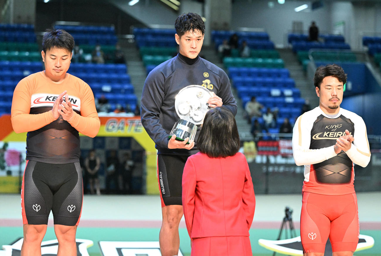 競輪の第34回寛仁親王牌を制し、三笠宮家の長女彬子さまから優勝牌を贈られる嘉永（中央）（撮影・千葉一成）