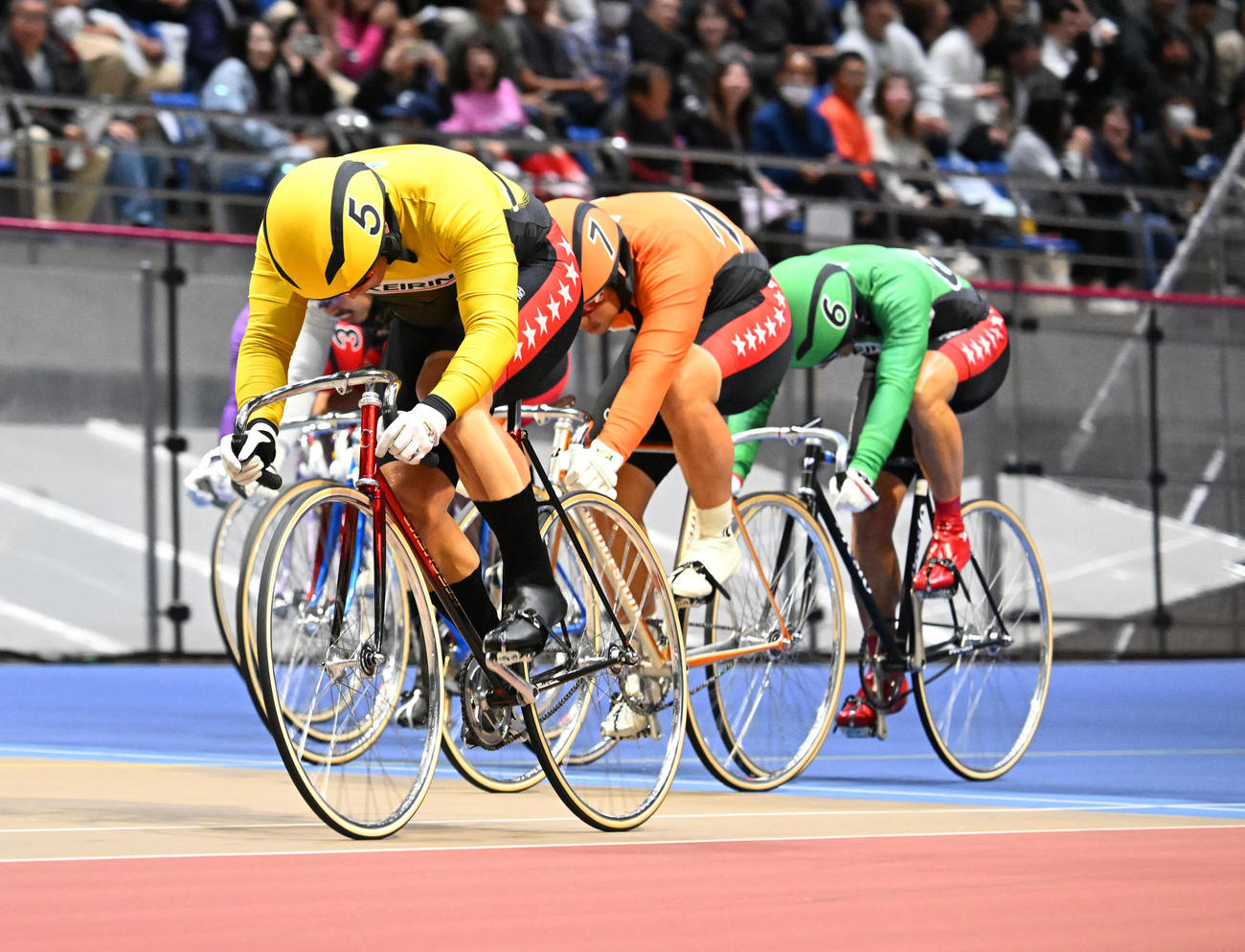 競輪の第34回寛仁親王牌決勝12Rで1着でゴールする嘉永（5）、2着の松本貴（7）（撮影・千葉一成）