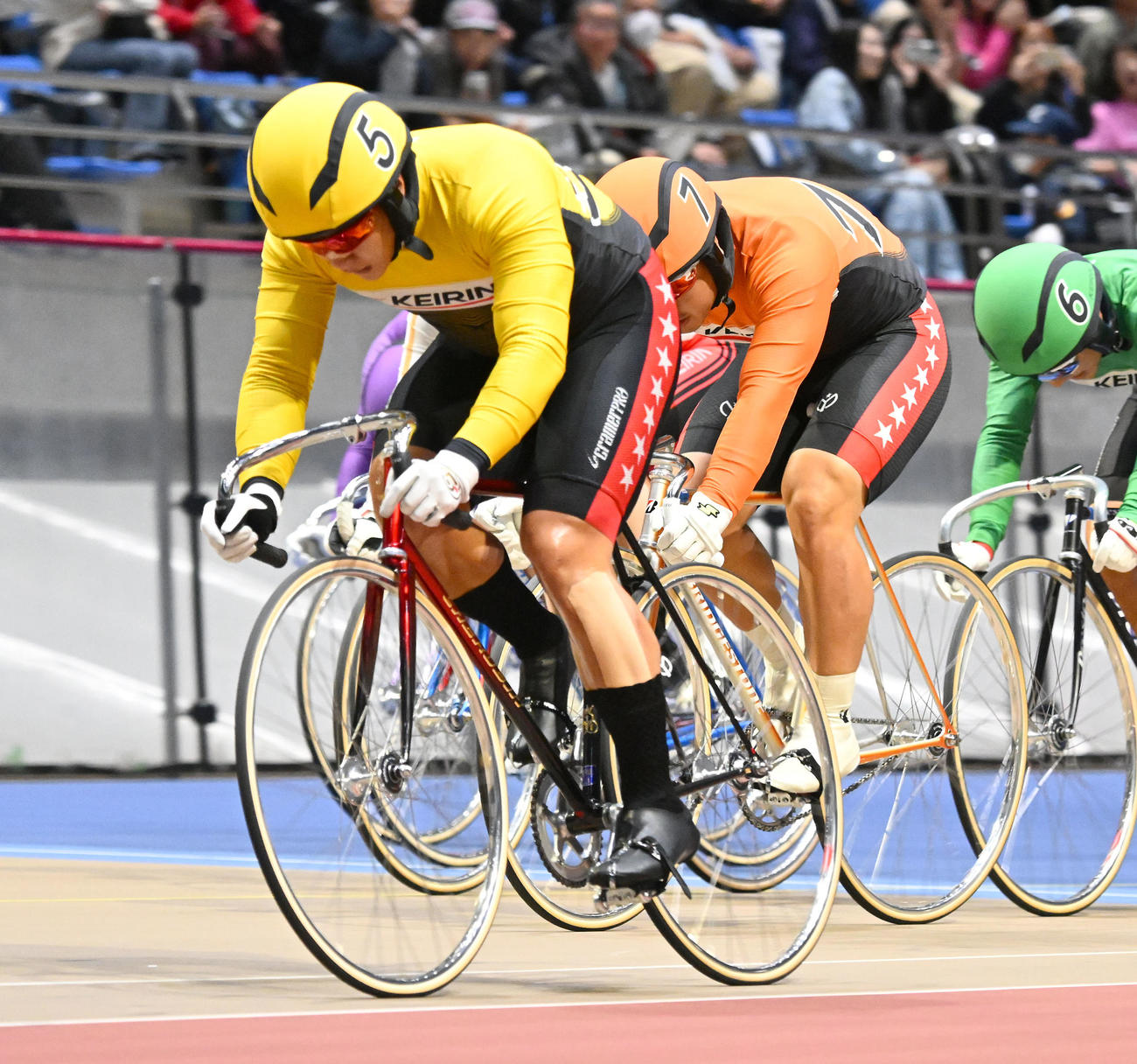 競輪の第34回寛仁親王牌決勝12Rで1着でゴールする嘉永（5）、2着の松本貴（7）（撮影・千葉一成）
