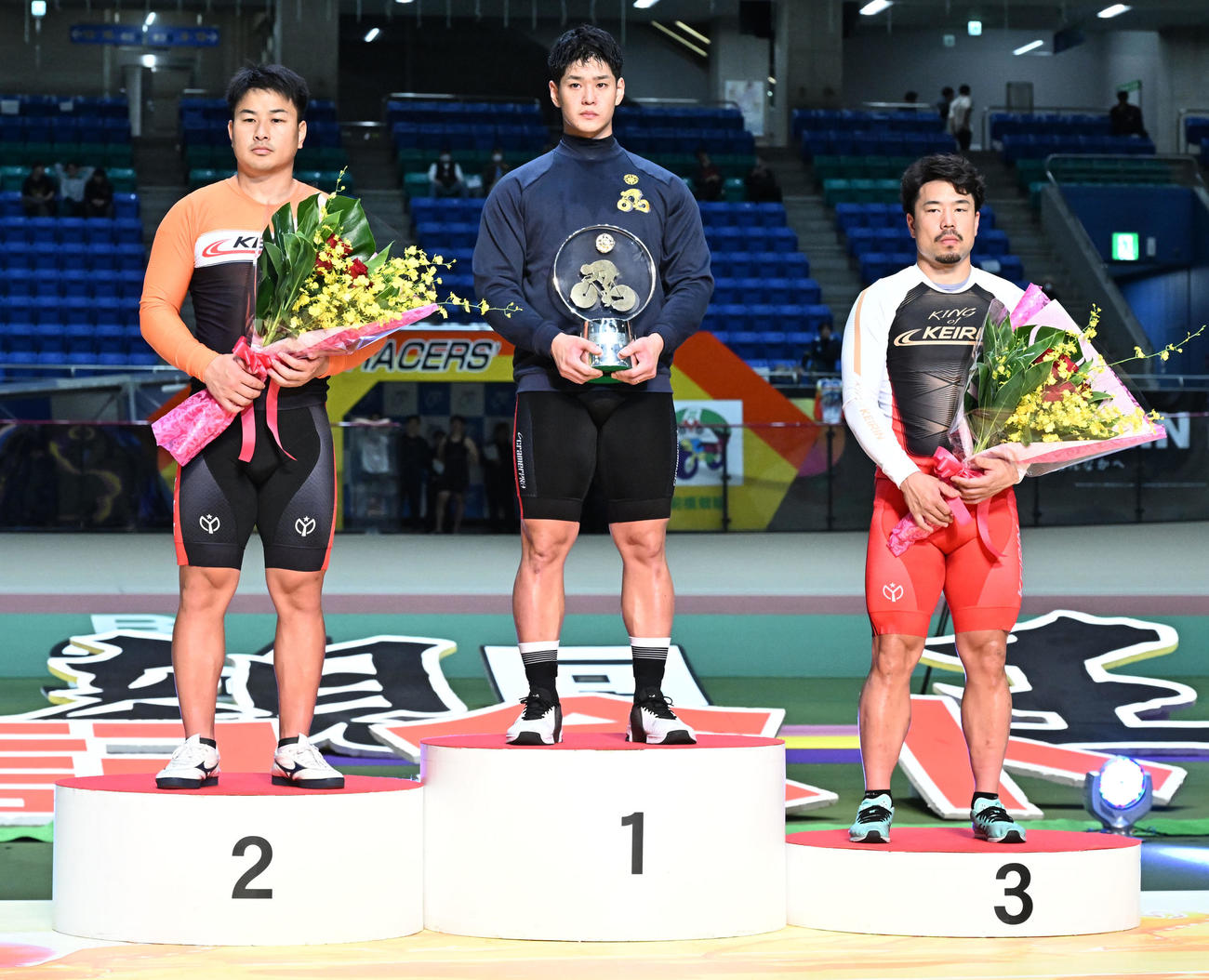 寛仁親王牌の表彰台に並ぶ、優勝・嘉永泰斗（中央）、決勝2着の松本貴治（左）、同3着の古性優作