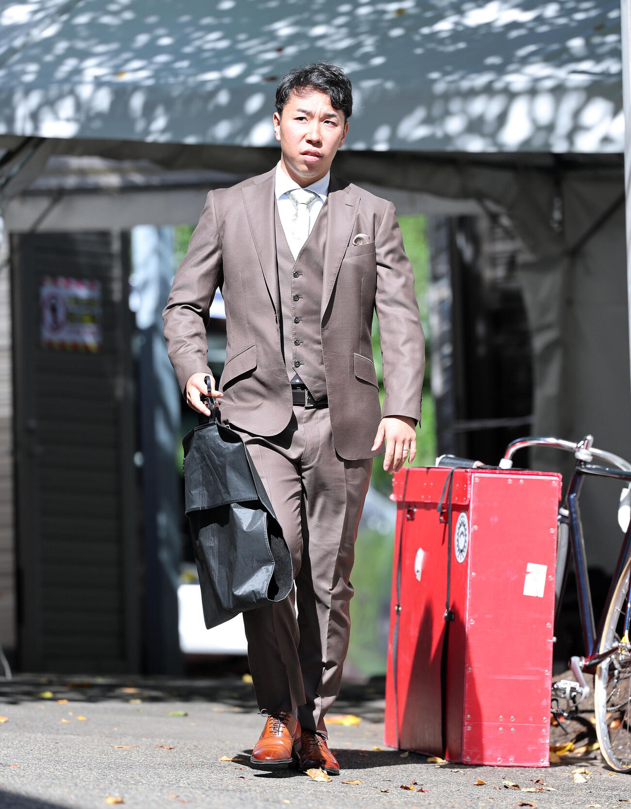 競輪場入りする菊池岳仁（撮影・鈴木正人）