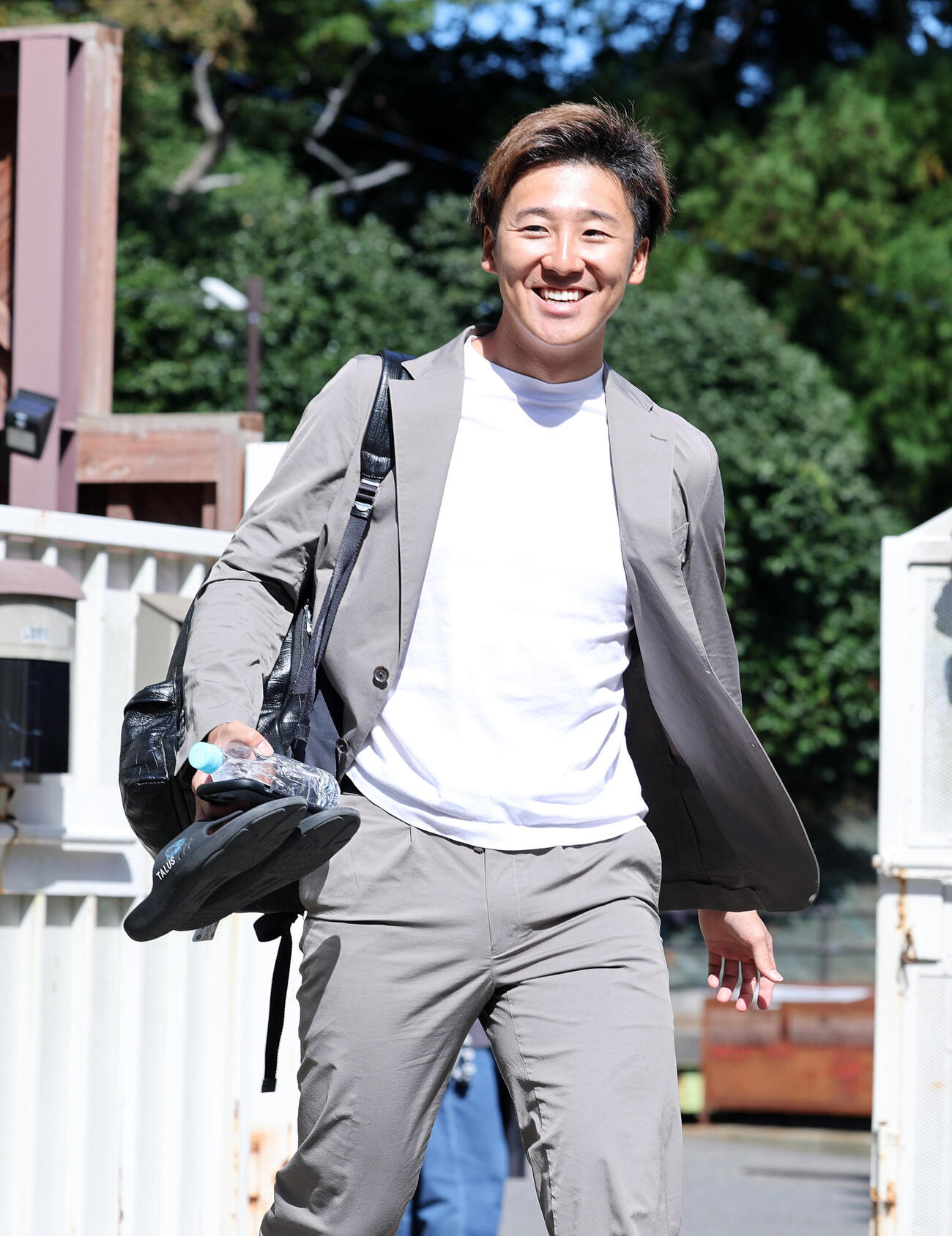 笑顔を見せる真杉匠（撮影・鈴木正人）