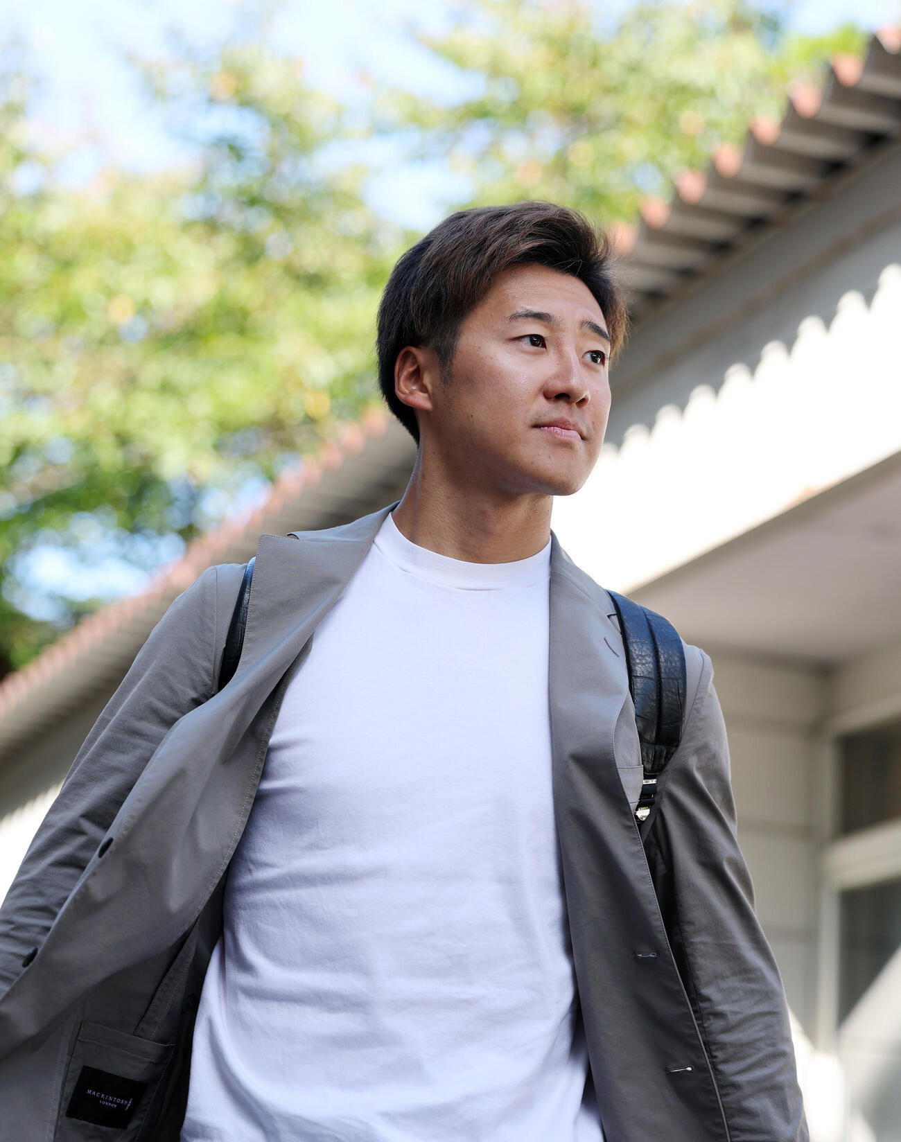 競輪場入りする真杉匠（撮影・鈴木正人）