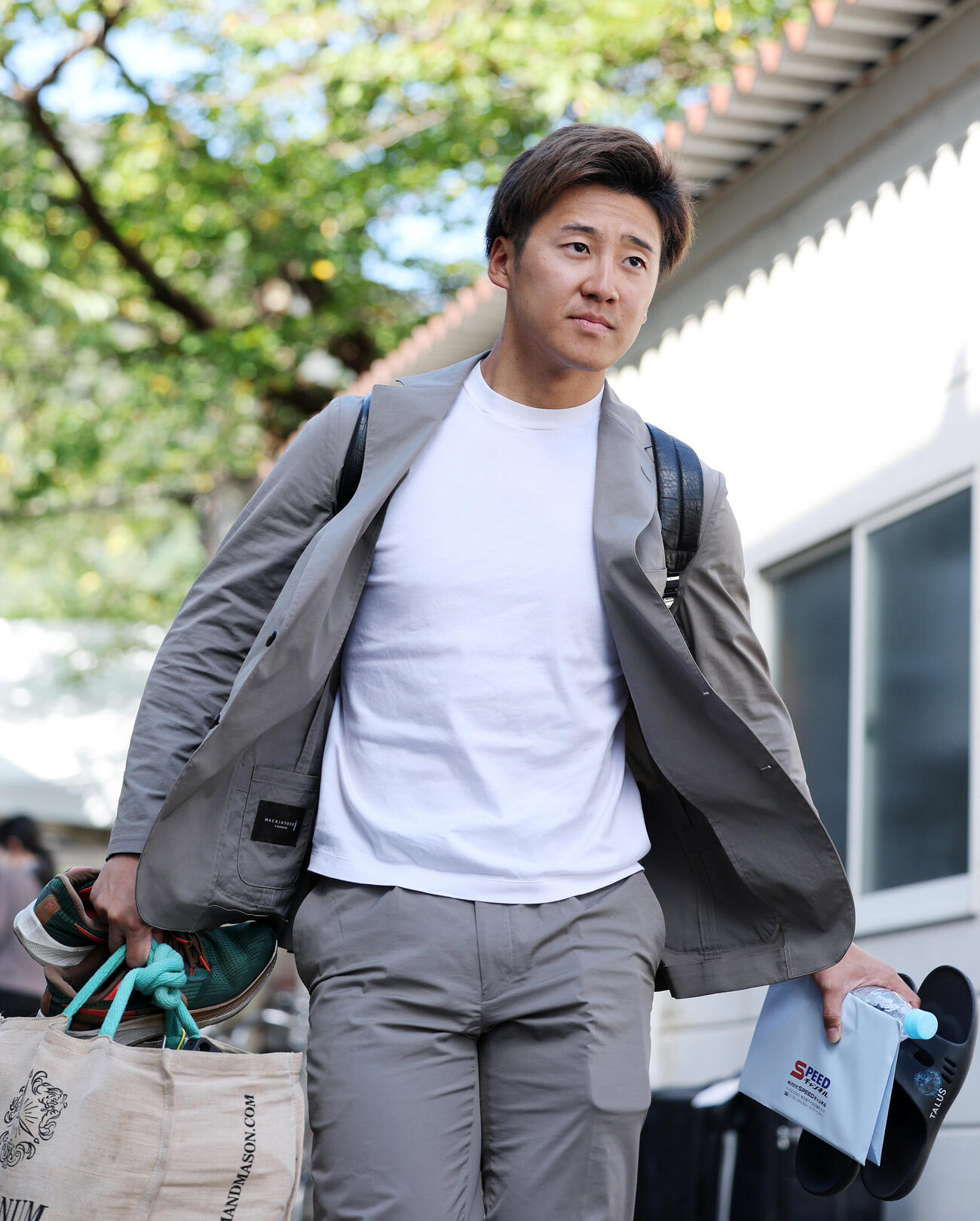 競輪場入りする真杉匠（撮影・鈴木正人）