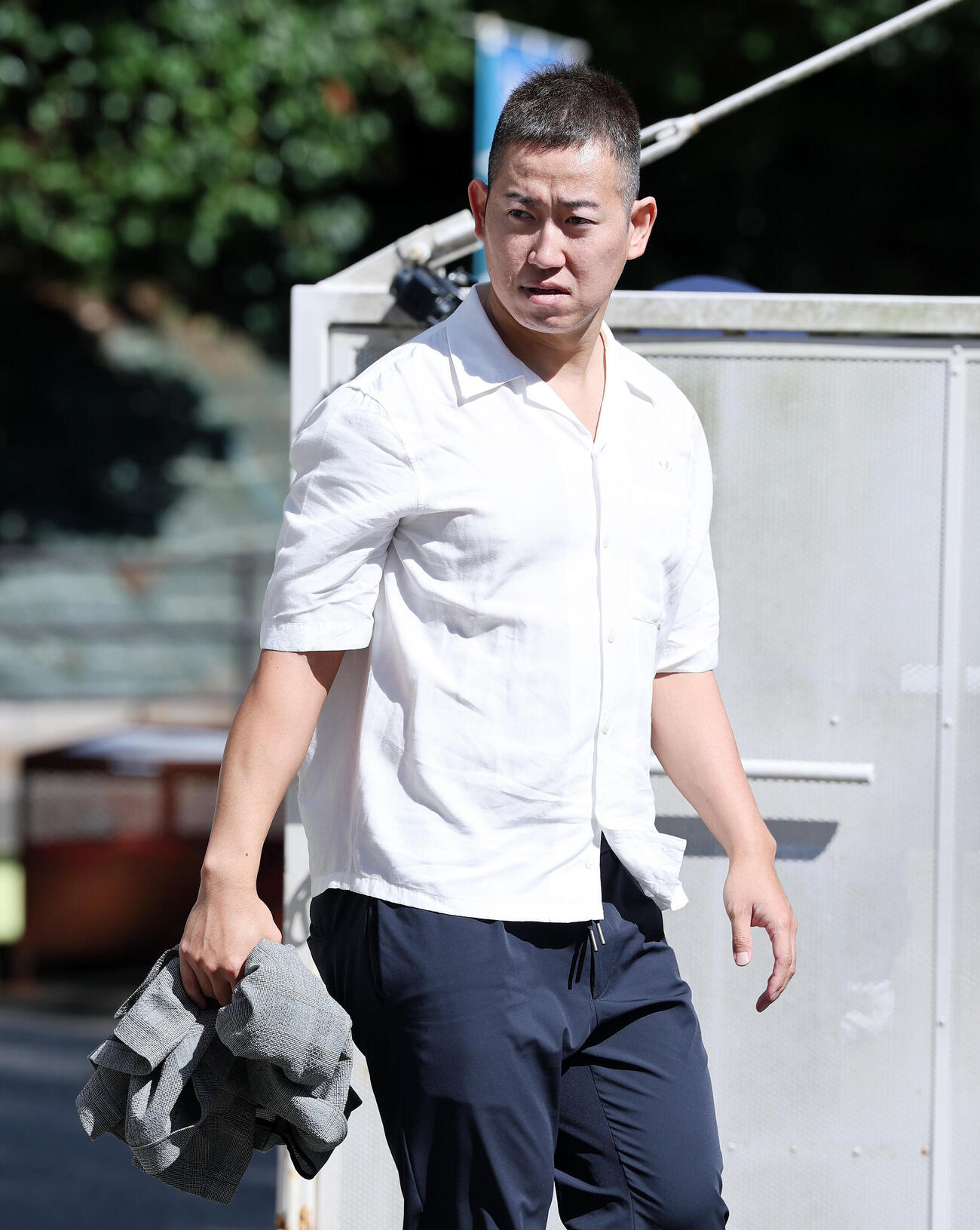 競輪場入りする脇本雄太（撮影・鈴木正人）