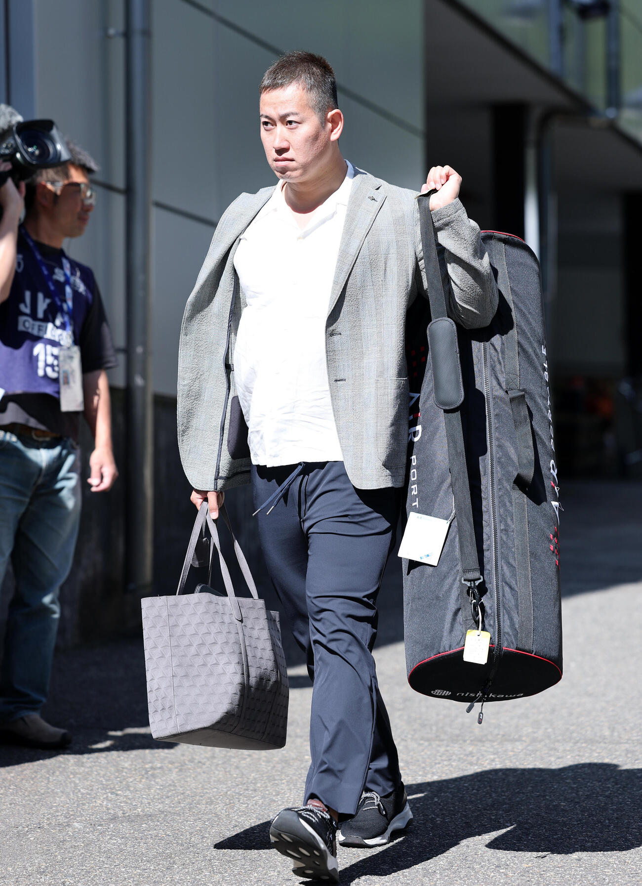 競輪場入りする脇本雄太（撮影・鈴木正人）