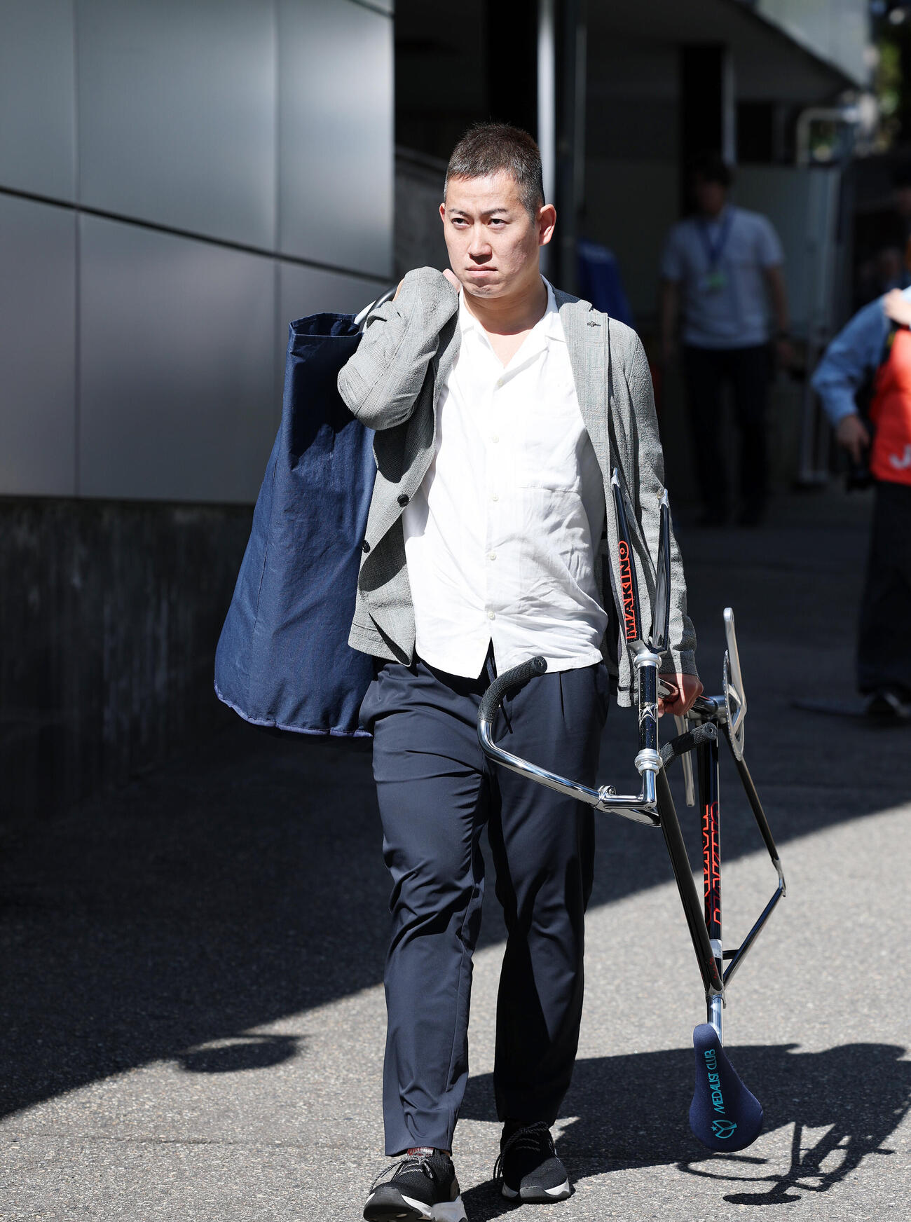 競輪場入りする脇本雄太（撮影・鈴木正人）