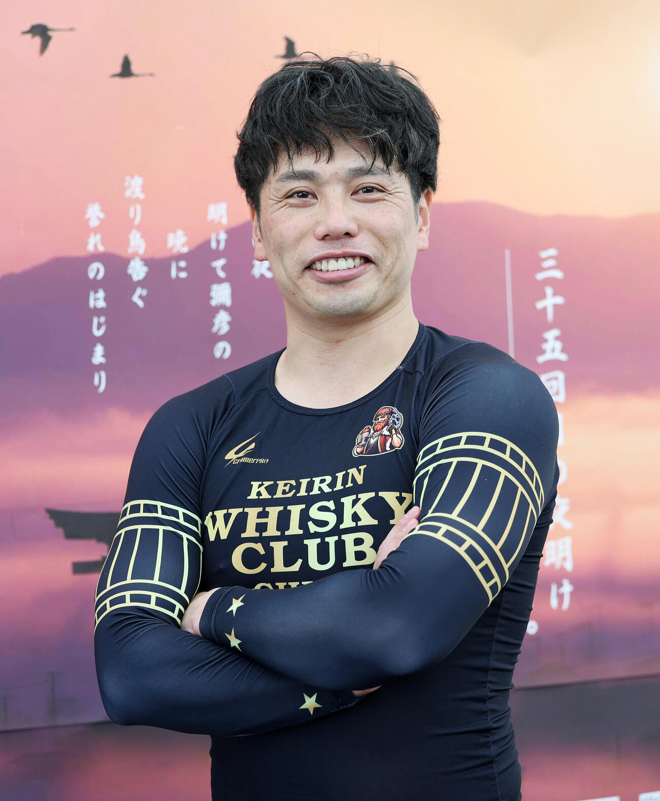ポーズを決める岩本俊介（撮影・鈴木正人）