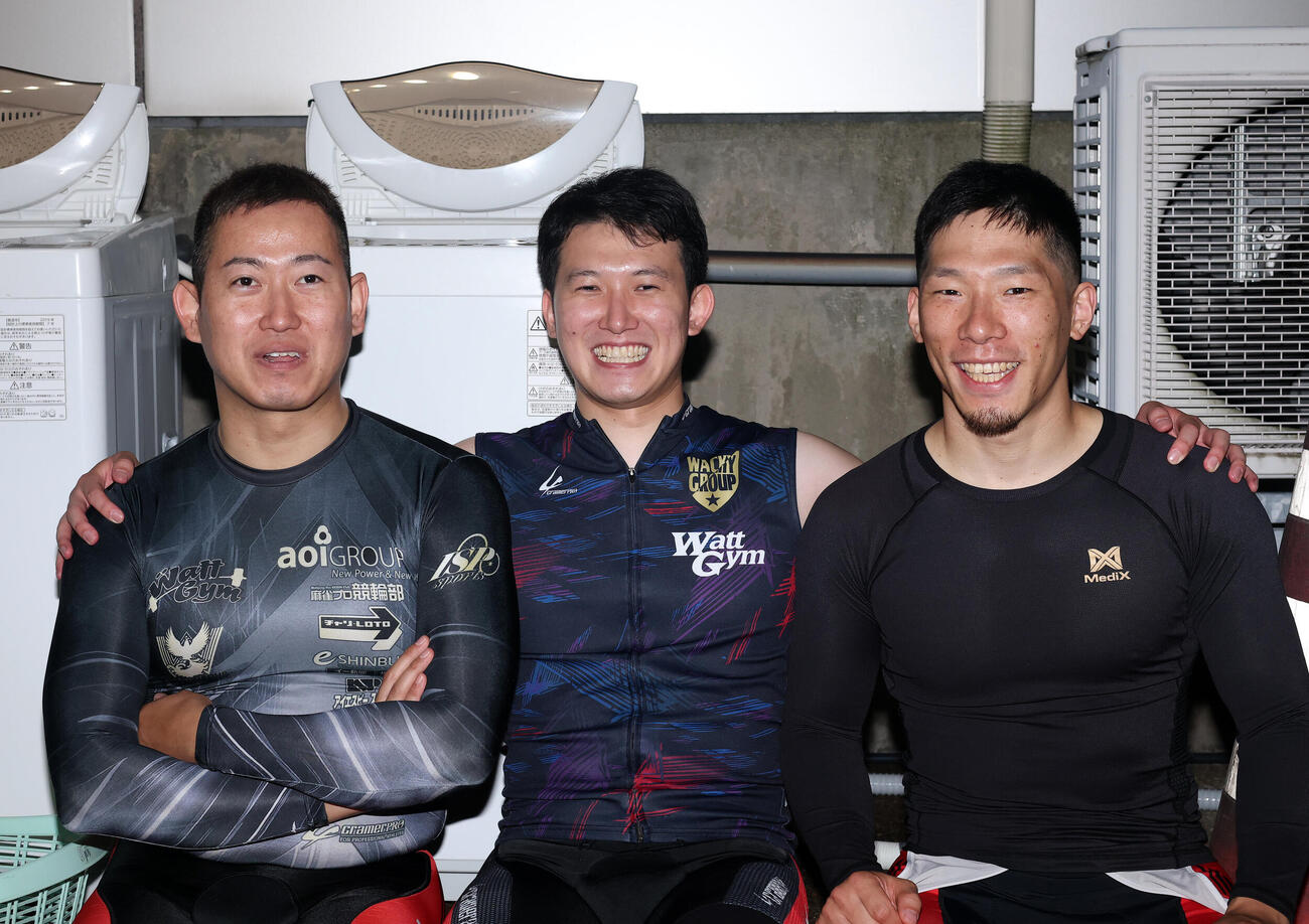笑顔を見せる左から脇本雄太、脇本勇希、寺崎浩平（撮影・鈴木正人）