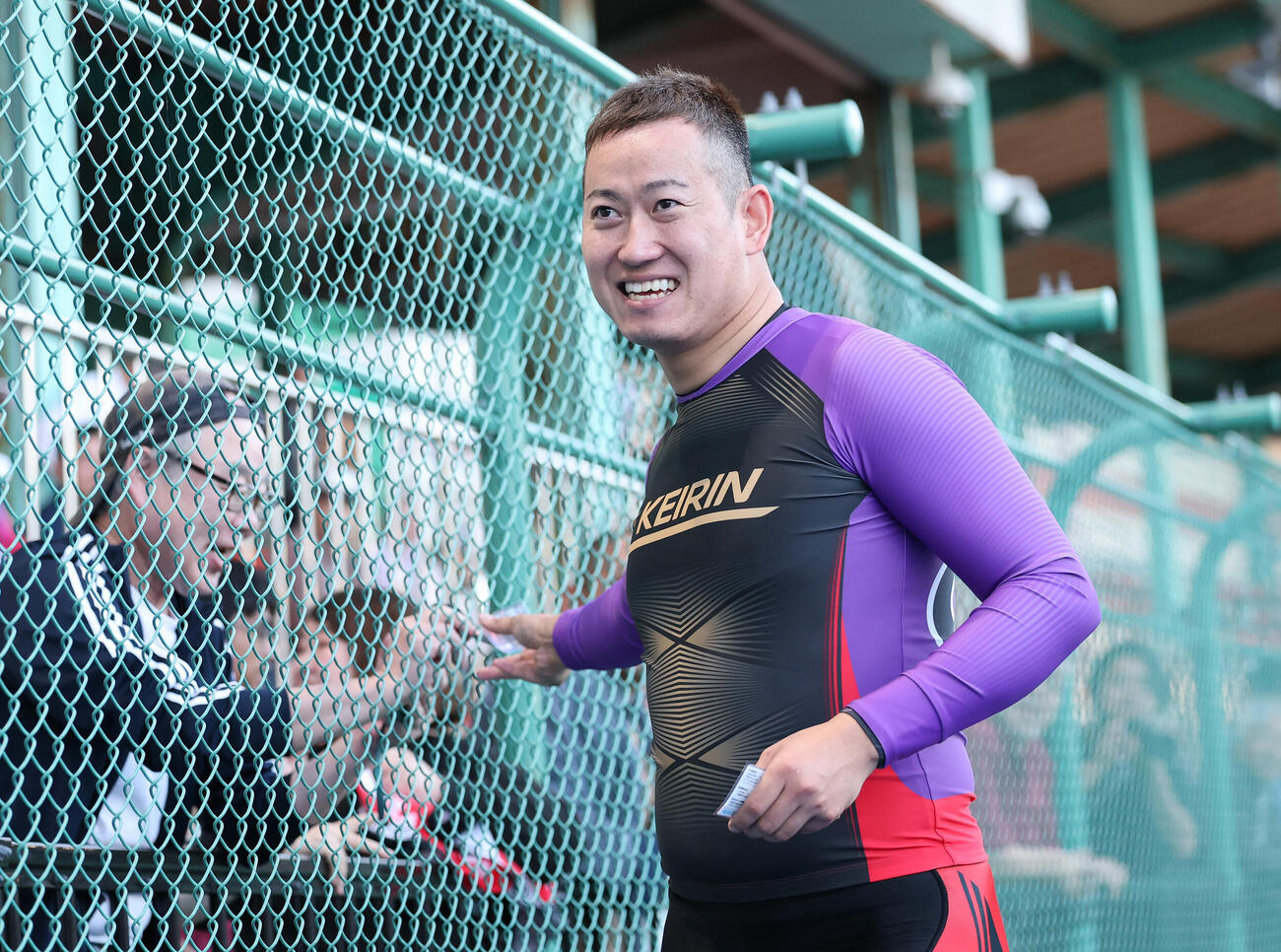 日本競輪選手会理事長杯を制しファンにプレゼントを渡す脇本雄太（撮影・鈴木正人）