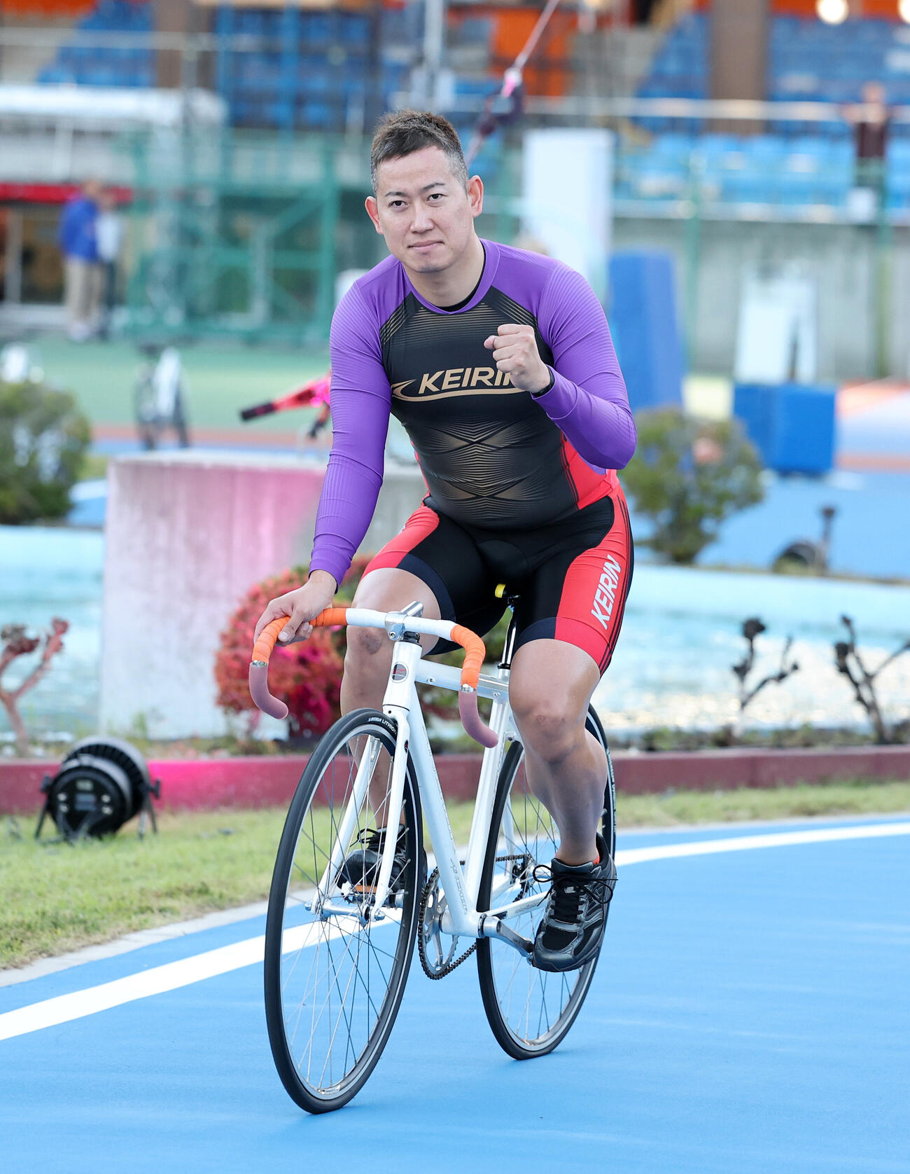 日本競輪選手会理事長杯を制しガッツポーズする脇本雄太（撮影・鈴木正人）