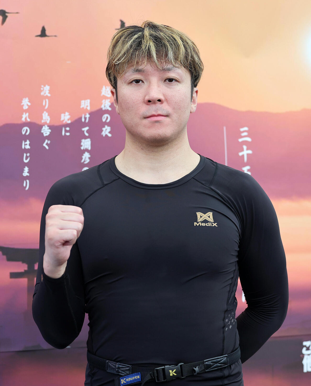 ポーズを決める佐々木悠葵（撮影・鈴木正人）
