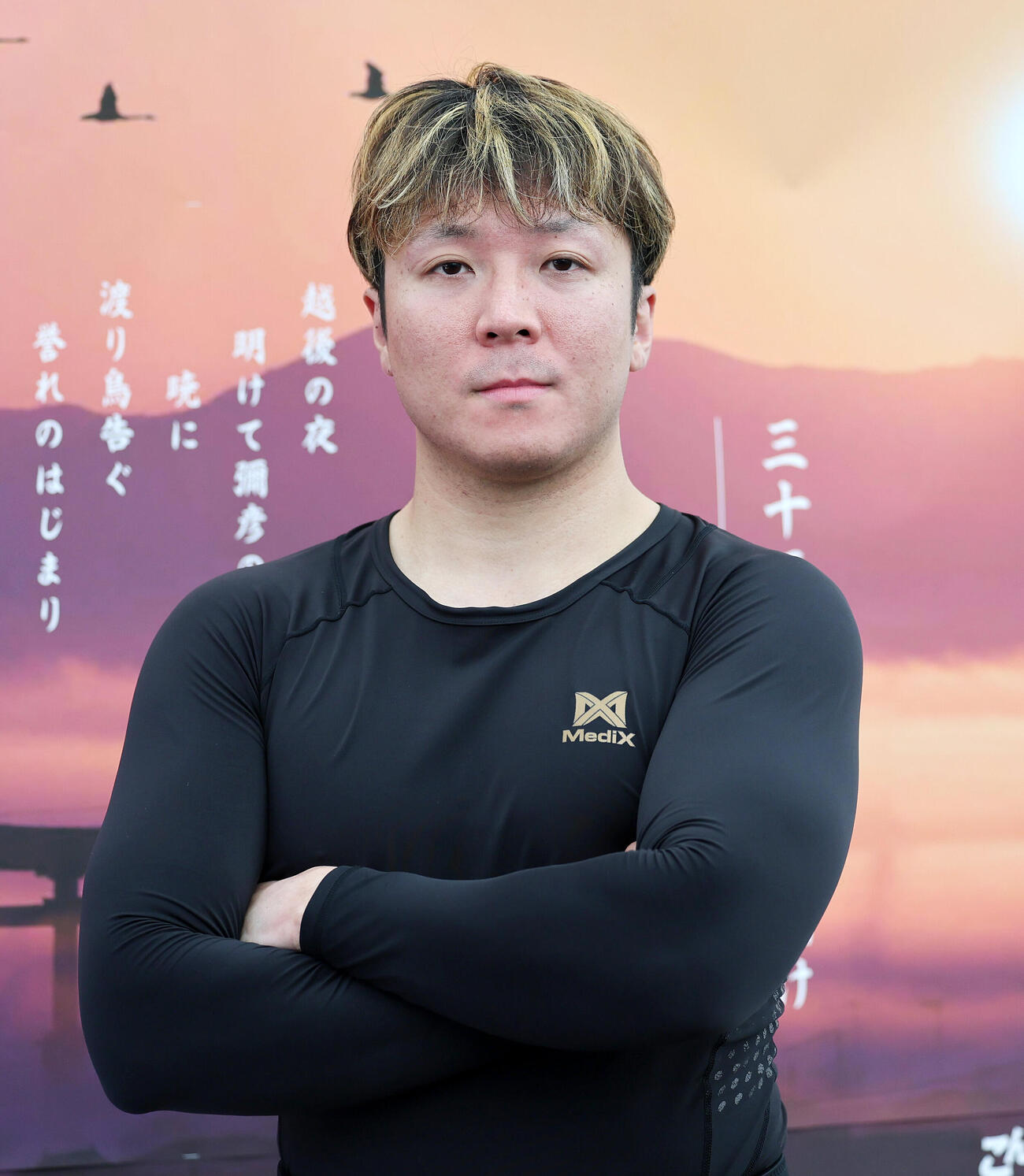 ポーズを決める佐々木悠葵（撮影・鈴木正人）