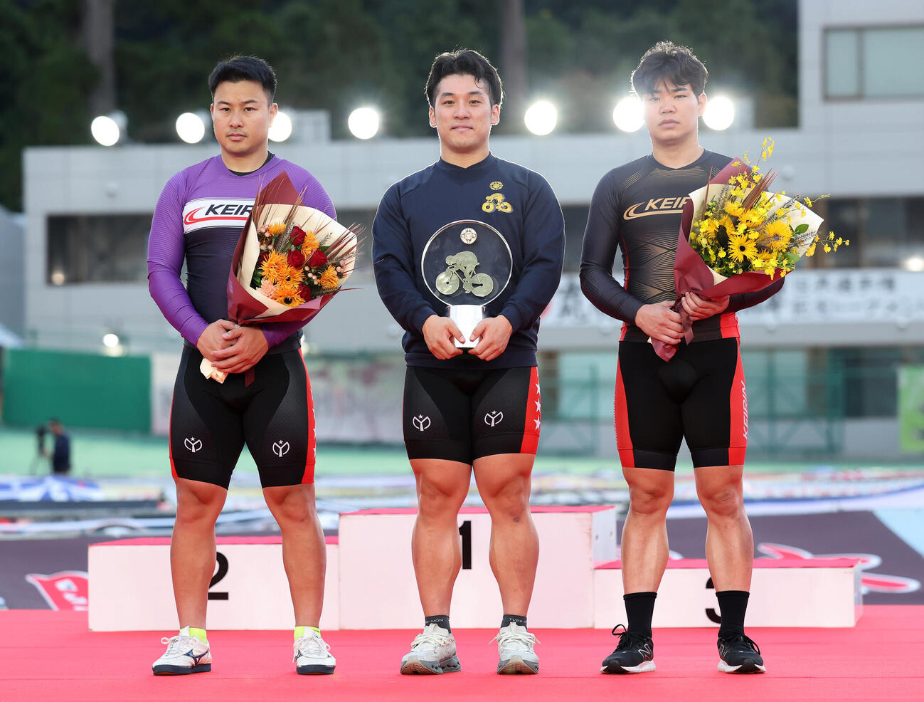 写真に納まる、左から2着の松本貴治、優勝した石原颯、3着の吉田拓矢（撮影・鈴木正人）
