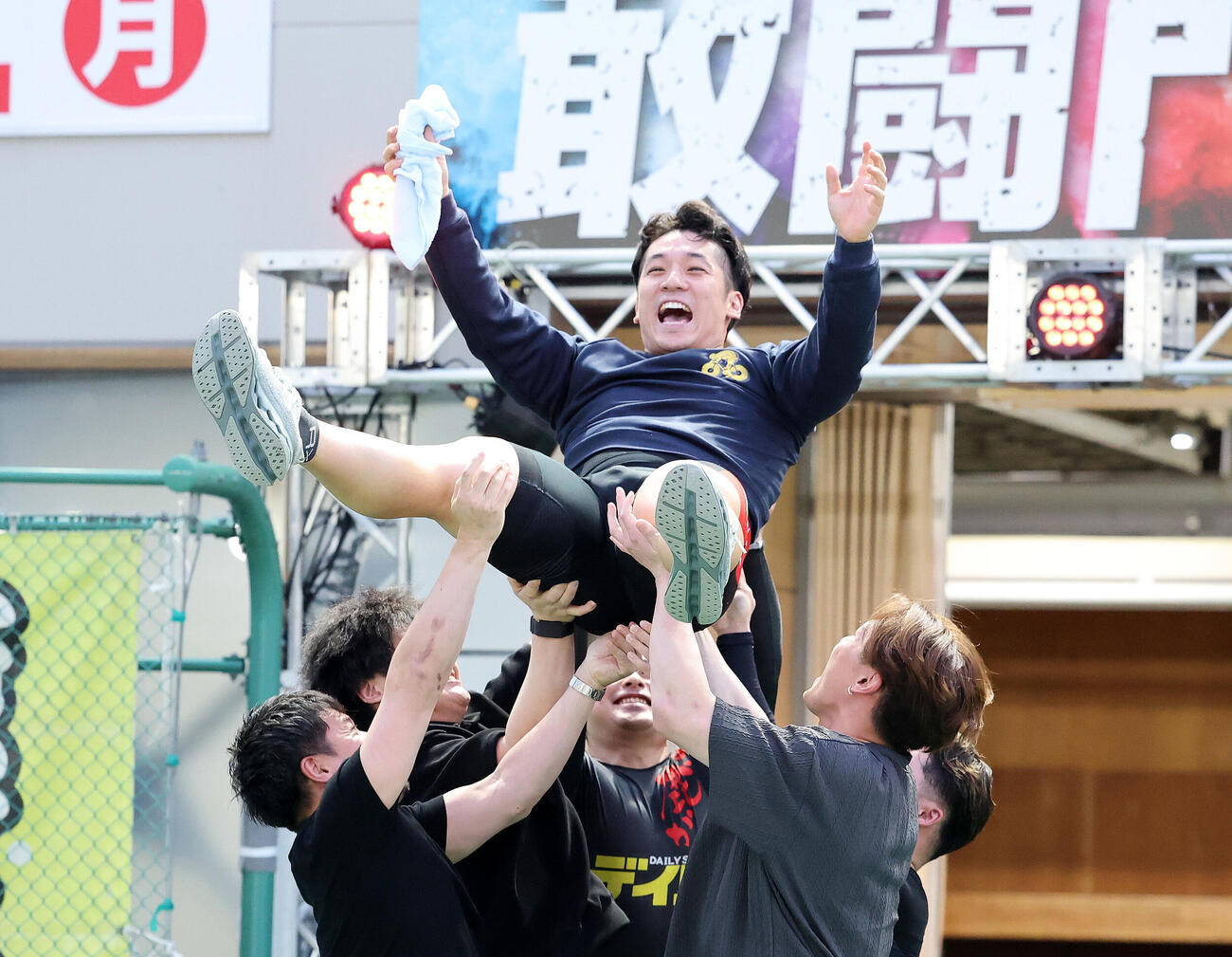 寛仁親王牌を制し胴上げされる石原颯（撮影・鈴木正人）