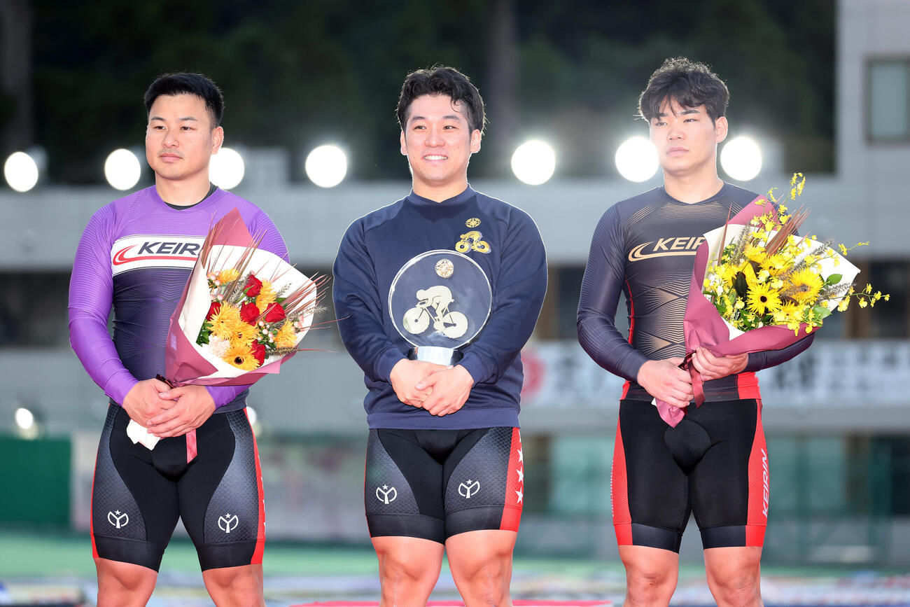 写真に納まる、左から2着の松本貴治、優勝した石原颯、3着の吉田拓矢（撮影・鈴木正人）