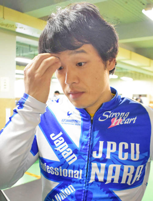 特選メンバーを見て作戦を練る三谷竜生