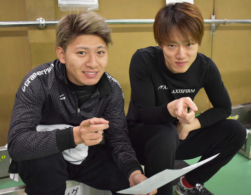 三谷竜生に挑む渡辺雄太（右）は、援護に回る簗田一輝と気合のポーズ