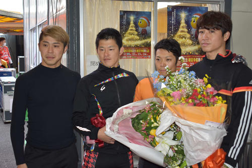 左から柴崎淳、西村光太、若松孝之、伊藤裕貴。柴崎は後輩の引退を見て涙が止まらなかった（撮影・松井律）