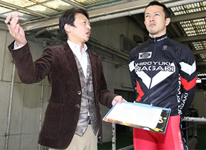G2第1回ウィナーズカップ 山口幸二氏(左)から取材を受ける稲垣裕之
