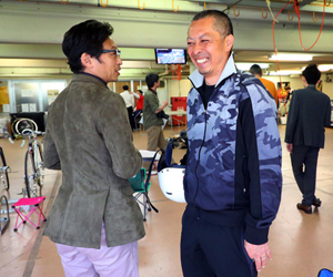 渡辺晴智(右)はヤマコウに胸の内を語る(撮影・宮崎幸一)