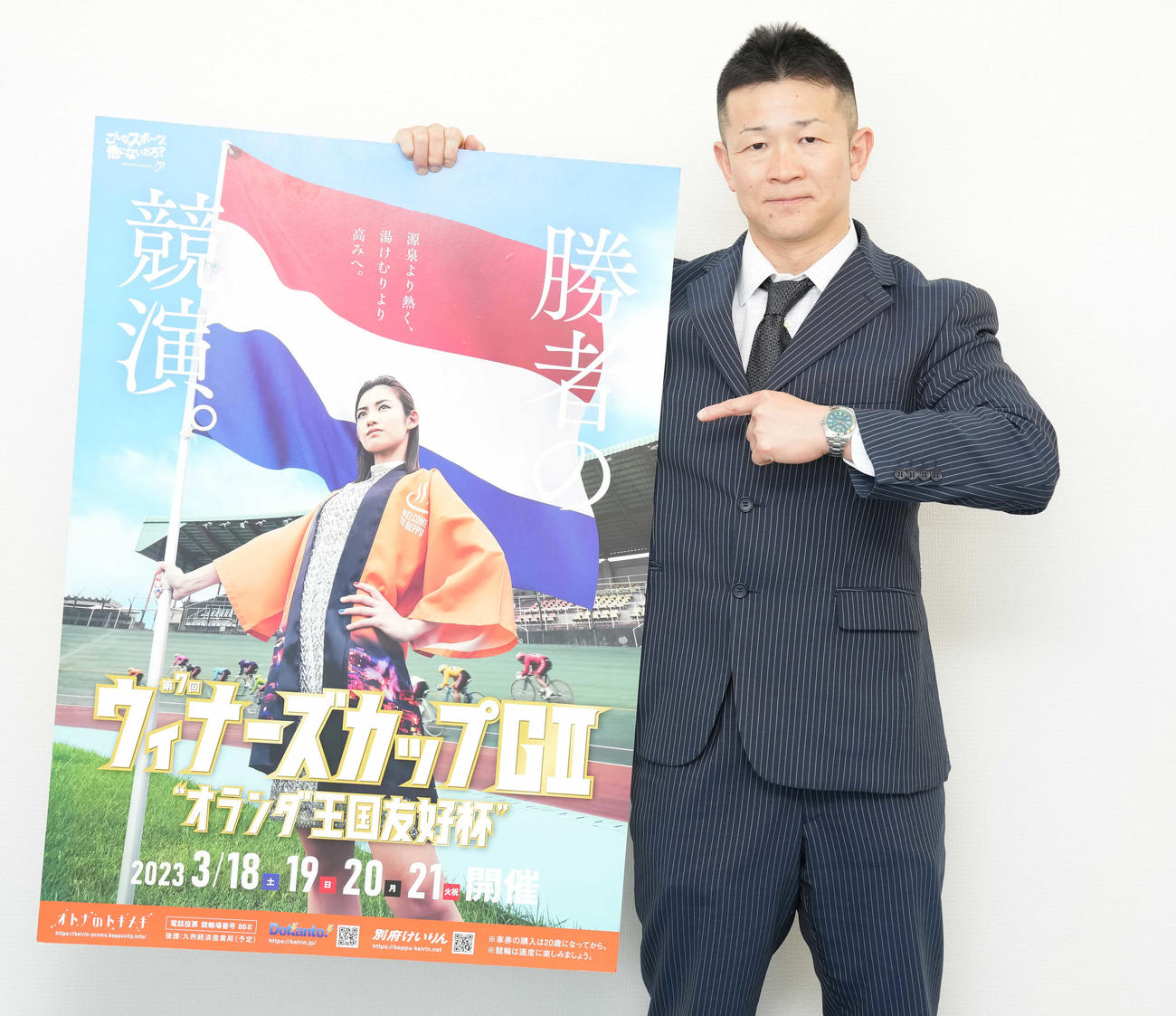 ウィナーズカップのPRで来社した安東英博（撮影・鈴木みどり）