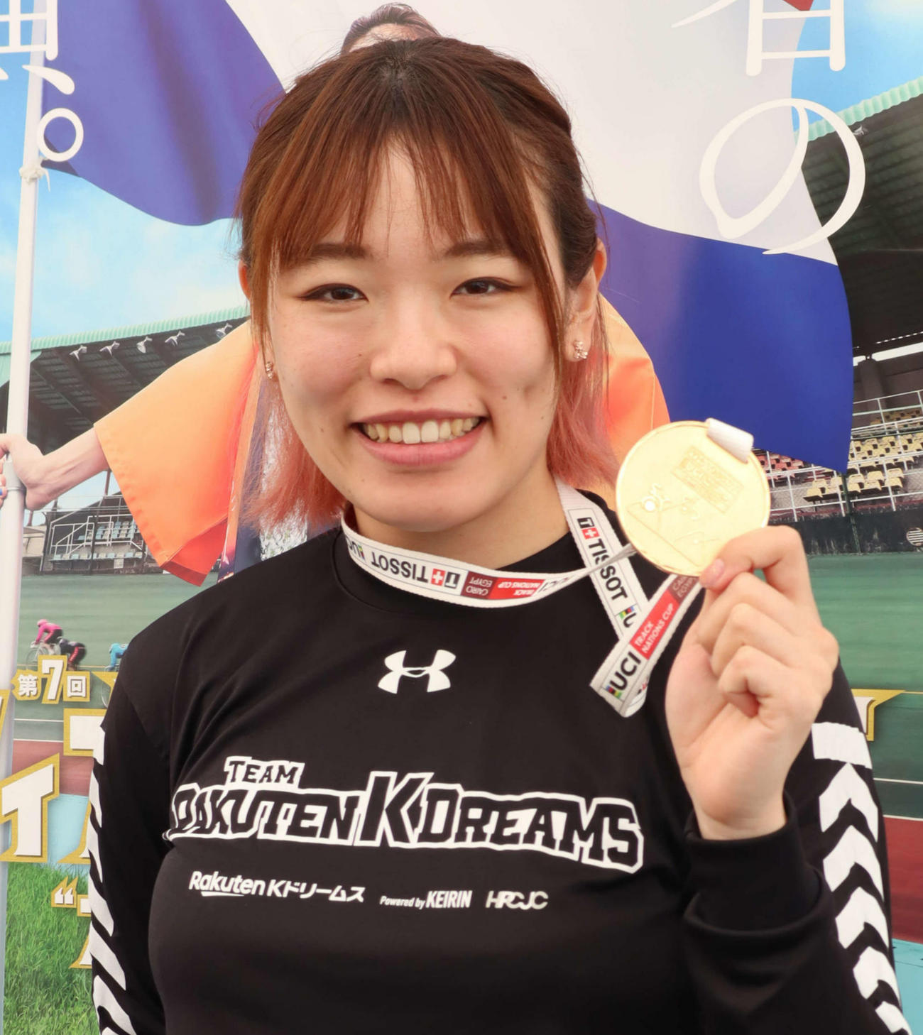 金メダルを手に誇らしげな佐藤水菜