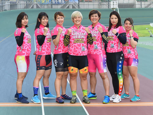 アルテミス賞に出場する(左から)荒川ひかり、佐藤水菜、長沢彩、小林莉子、奥井迪、石井貴子、梶田舞(撮影・森本幸一)