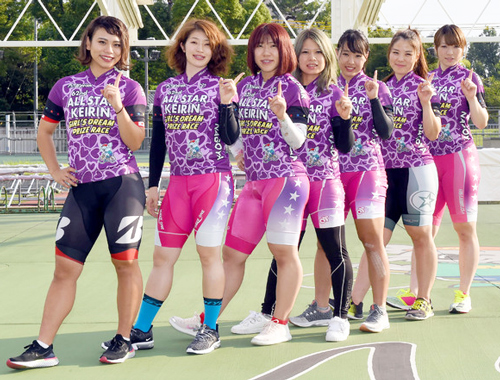 ガールズDRに出場する、右から車番順に児玉碧衣、小林優香、高木真備、石井寛子、山原さくら、石井貴子、太田りゆ