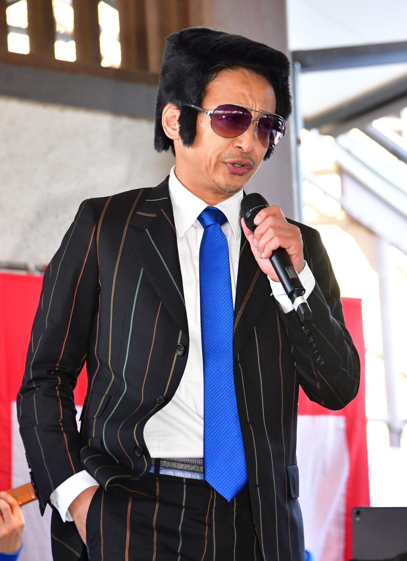 「レジェンド歌合戦」で小林旭の曲を熱唱するヤマコウ（撮影・外山鉄司）