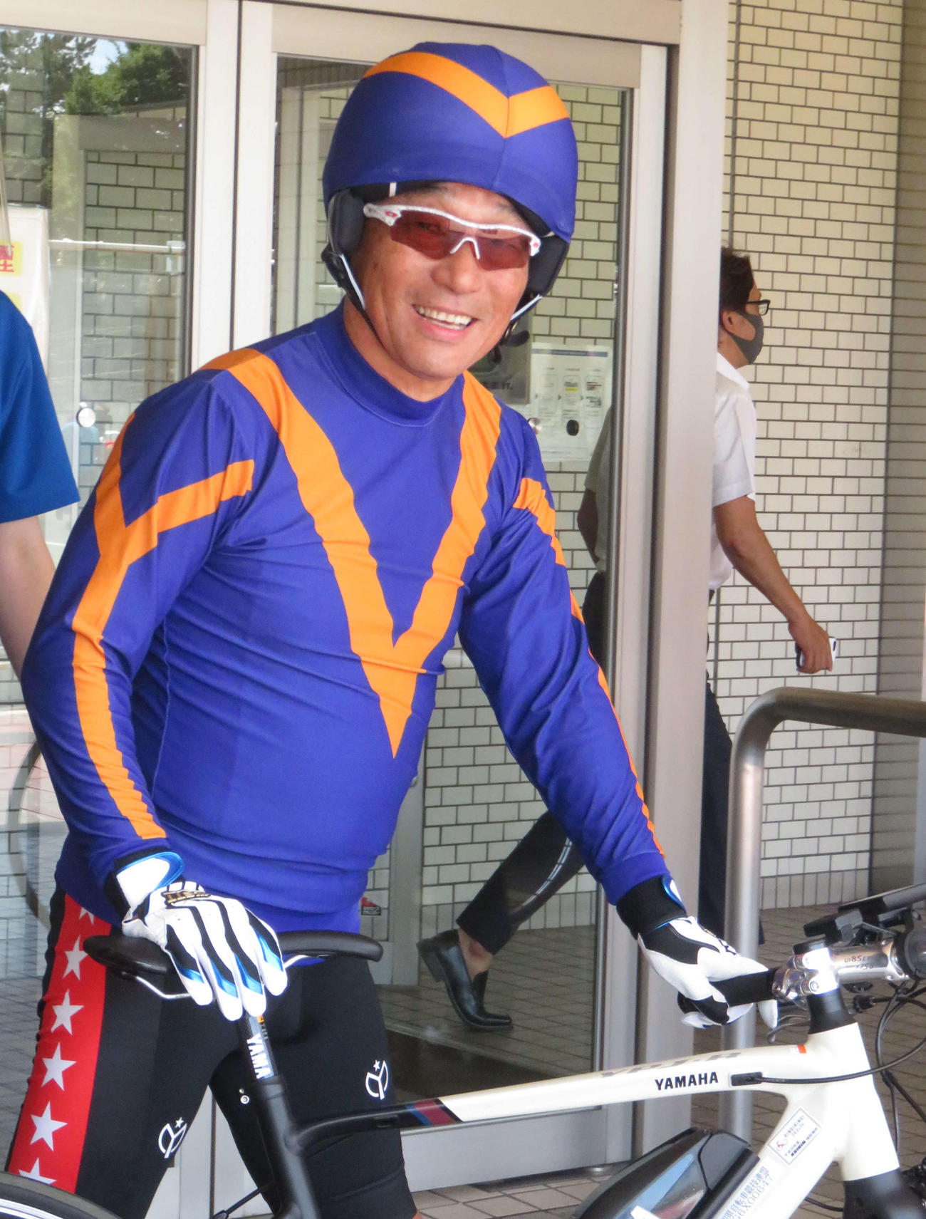 レジェンドレースの誘導に向かう中野浩一氏（撮影・山本幸史）