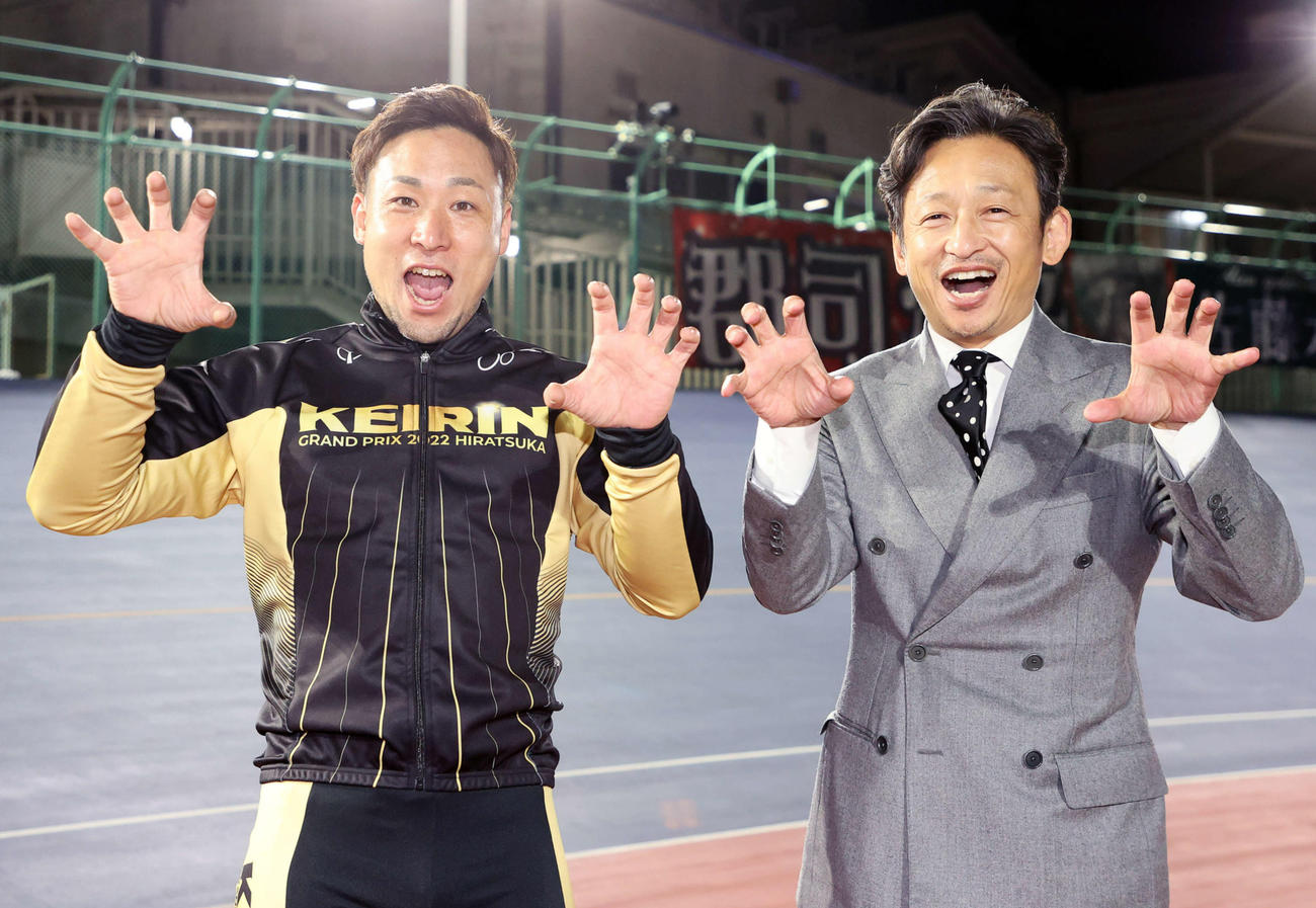ジャガーポーズする郡司浩平（左）と山口幸二氏（撮影・鈴木正人）
