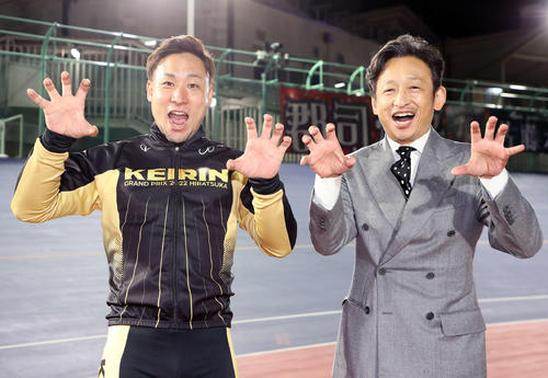 ジャガーポーズする郡司浩平（左）と山口幸二氏（撮影・鈴木正人）