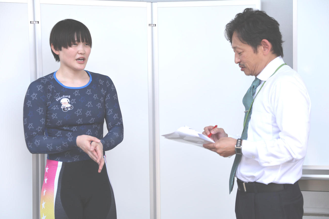 仲沢春香（左）を取材する山口幸二氏
