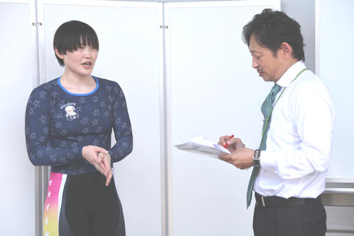 仲沢春香（左）を取材する山口幸二氏