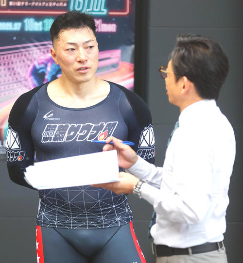 ヤマコウ（右）は新田祐大の勝利者インタビューを心待ちにしている
