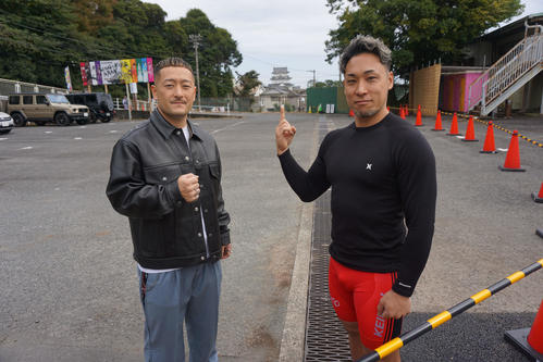 郡司浩平(右)は小田原城をバックに松井宏佑と健闘を誓った