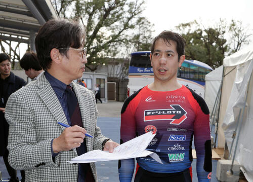 熊本12Rを制した松浦悠士（右）は、山口幸二氏の取材を受ける（撮影・宮崎幸一）