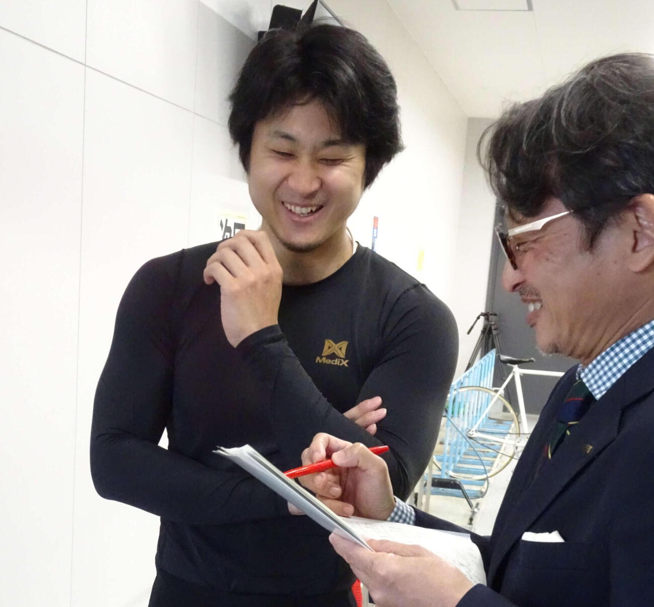 ヤマコウ（右）の取材を受ける志田龍星