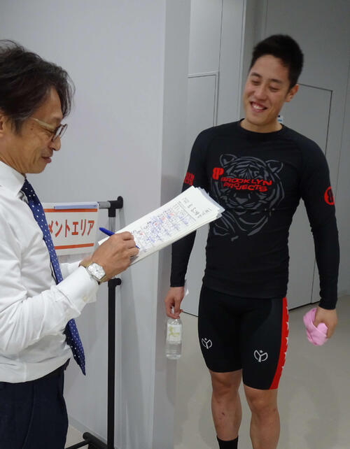 ヤマコウ（左）の質問に笑顔で答える町田太我