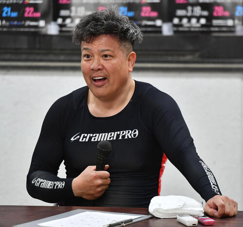 取材を受ける荒井崇博（撮影・岩下翔太）