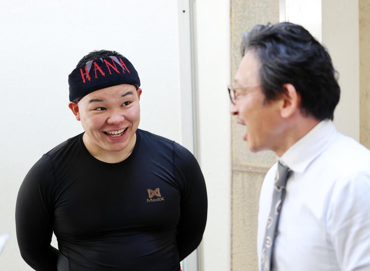 ヤマコウ（右）の取材を受ける吉田有希（撮影・鈴木正人）