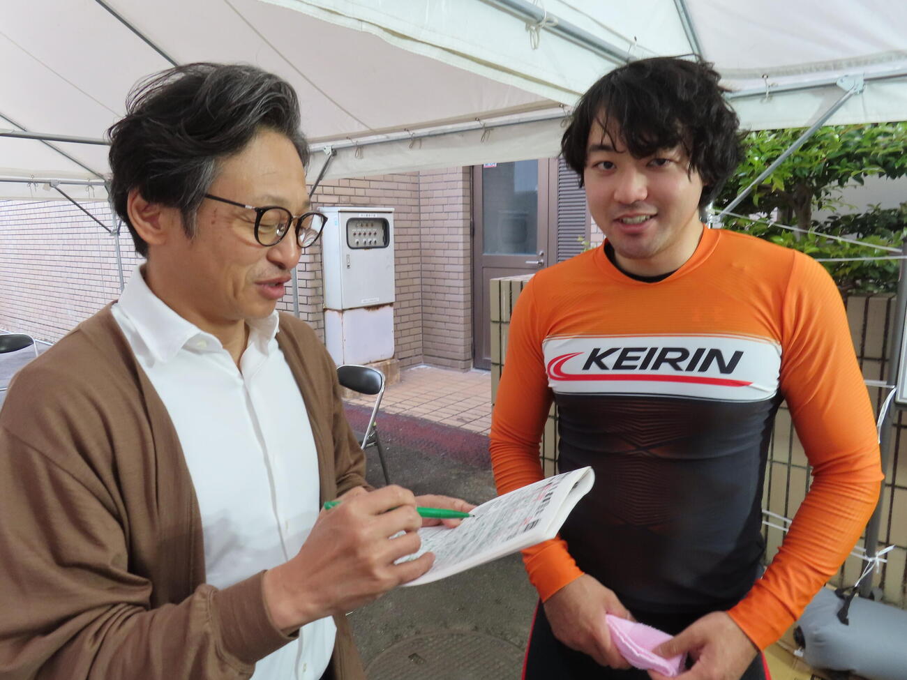 レース後に角宗哉（右）を取材するヤマコウ