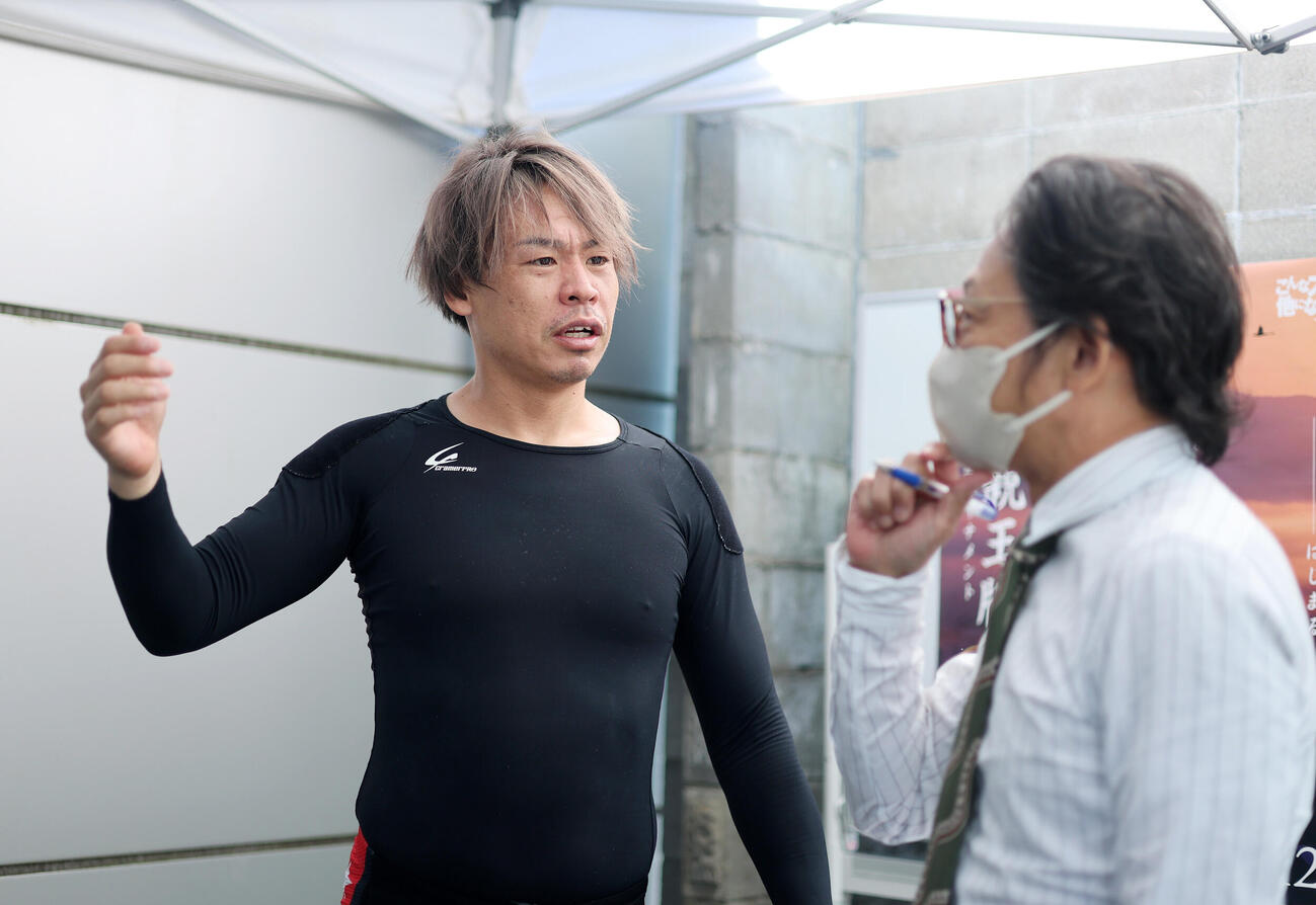 ヤマコウ（右）の質問に答える浅井康太（撮影・鈴木正人）